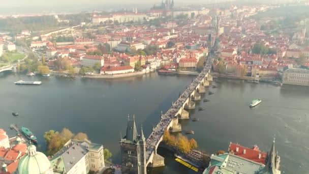 Panoramatický pohled shora do Prahy a Karlův most, turisty na Karlův most, řeka Vltava, letu přes Karlův most