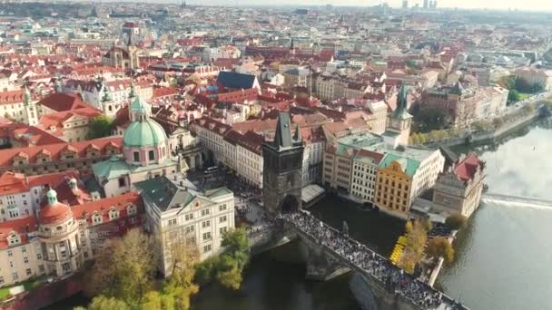 Panoramic view from above to the city of Prague and Charles Bridge, tourists on the Charles Bridge, Vltava River, flight over the Charles Bridge — Stock Video