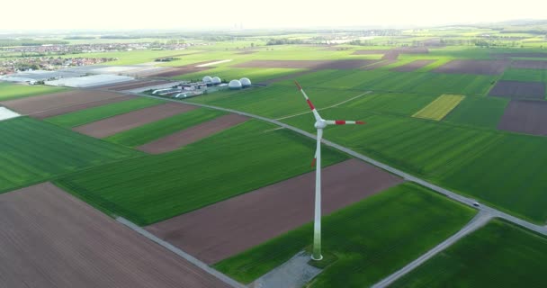 Fuente de energía alternativa, generador eólico en el campo, turbina eólica desde el aire — Vídeo de stock