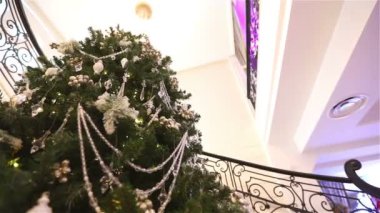 Otel ya da Restoran, Noel ağacı bir küpeşte ile mermer merdiven arka plan üzerinde koridorda lobide büyük Noel ağacı