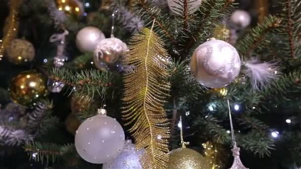 Bola de Natal, luzes de Natal penduradas em uma árvore, Ano Novo, bugiganga de prata pendurada em uma árvore de Natal decorada — Vídeo de Stock