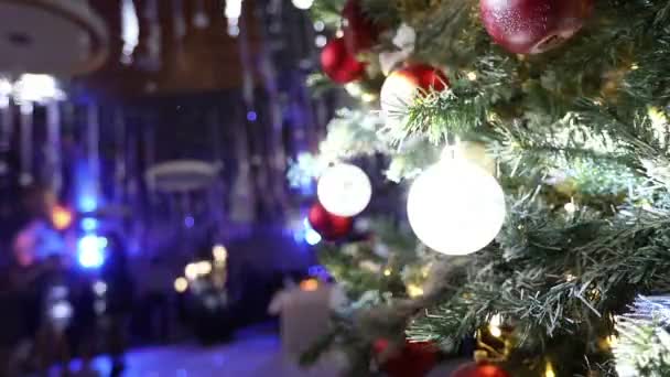 Weihnachtsdisco im Restaurant, ein Weihnachtsbaum auf dem Hintergrund einer Diskothek, tanzende Silhouetten von Menschen, Lichtstrahlen,, Weihnachtsbaum mit Spielzeug, ein Bankett — Stockvideo