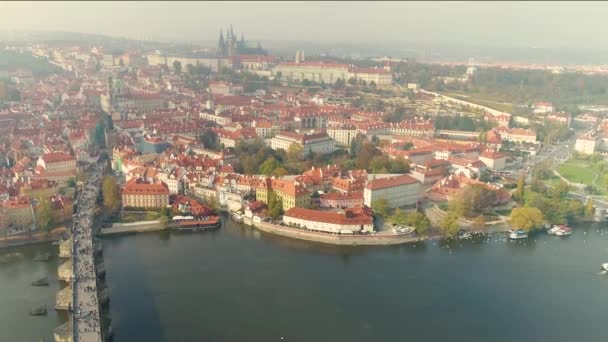 Panoramisch uitzicht van bovenaf naar het centrum van Praag en de Karelsbrug, toeristen op de Karelsbrug, Moldau, vlucht over de Karelsbrug — Stockvideo