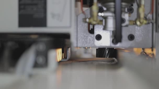 Machines industrielles modernes d'usine. Le travail des mécanismes techniques d'une machine moderne, la roue dentée se déplace — Video