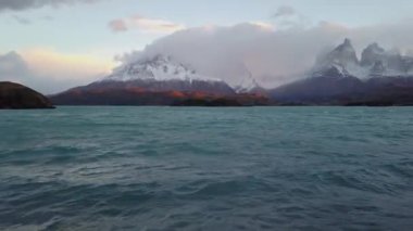 Payne Grande Dağı, Şili 'deki Nordenskjold Gölü, Patagonya. Payne Grande Dağı manzarası