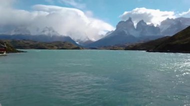 Patagonya dağları, patagonya dağ manzaraları. Cerro Payne Grande Dağı ve Torres del Paine manzarası.