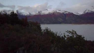 Patagonya 'da bir göl, arka planda dağlar. Patagonya dağları ve göllerinin renkli manzarası