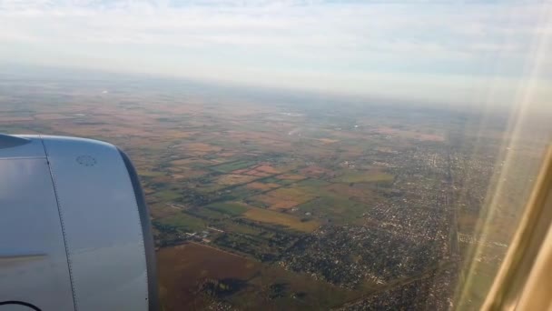 Skyline a través del ojo de buey en un avión. Vista desde la ventana del avión — Vídeos de Stock