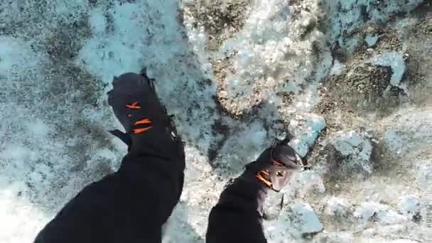 男は氷河に沿って、足を閉じて歩く。チリのパタゴニア — ストック動画