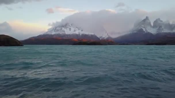 Mount Payne Grande, Nordenskjold Lake in Chili, Patagonië. Uitzicht op de berg Payne Grande — Stockvideo