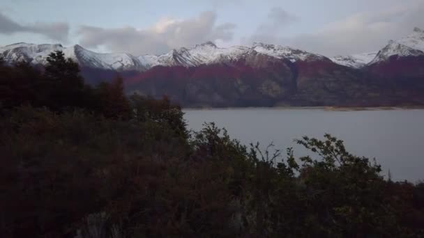 Un lago en patagonia, montañas al fondo. Paisaje colorido de montañas y lagos de patagonia — Vídeos de Stock