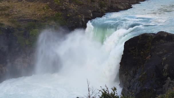 Salto Grande fossefall sakte film. Utsikt over Salto Grande-fossen. Torres del Paine nasjonalpark – stockvideo