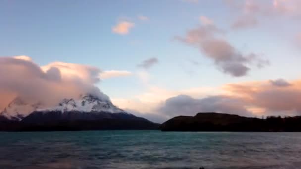 일몰 시간에 파타고니아 산이 무너진다. 세로 페인 그란데 산과 토레즈델 페인산 위의 아름다운 구름 — 비디오