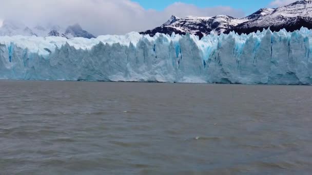 Grå glaciär Patagonien i slowmotion, Panoramautsikt över Grå sjön, Patagonien, Chile — Stockvideo