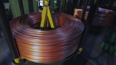 Kablo fabrikasındaki bakır kabloya yakın çekim. Kablo üretimi
