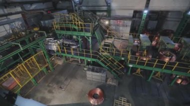 Kablo üretim atölyesindeki genel plan, bakır kablo imalatı, endüstriyel iç yapı.