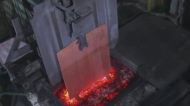 Kazana otomatik bakır besleme hattı. Fırındaki bakır erimesi, ocaktaki bakır erimesi....