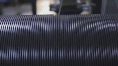 Kabloyu makaraya yakın çekim yapıyorum. Endüstriyel bakır kablo üretimi.