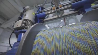 Yapım aşamasında elektrik kablosunun bobbin kutusuna sarılması. Kablolu yayın. Kablo fabrikası