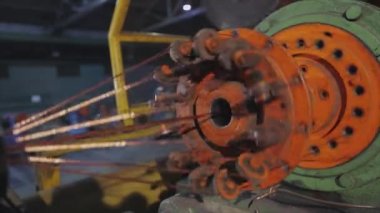 Bakır kabloyu karıştırıyorum. Makine bir fabrikada bakır telleri karıştırıyor. Kablo üretimi için bitki. Bakır kabloya yakın çekim.
