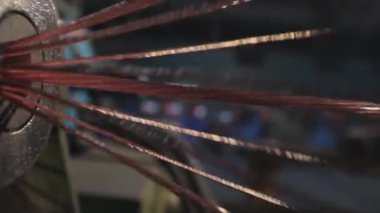 Modern bakır kablo fabrikası. Kablo üretimi için bitki. Bakır kabloyu karıştırıyorum. Bakır kabloya yakın çekim.