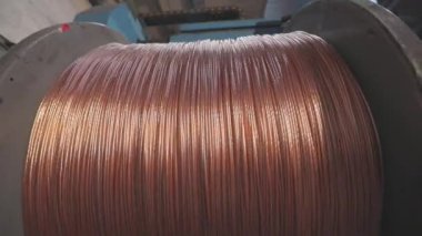 Bobin üzerinde bakır kablo, yakın plan, bakır kablo. Bakır kablo üretimi