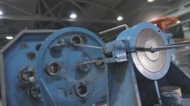 Bir fabrikada çok çekirdekli kablo üretimi, çok çekirdekli kablo dokuma işlemi, modern bir fabrikada kablo üretimi.