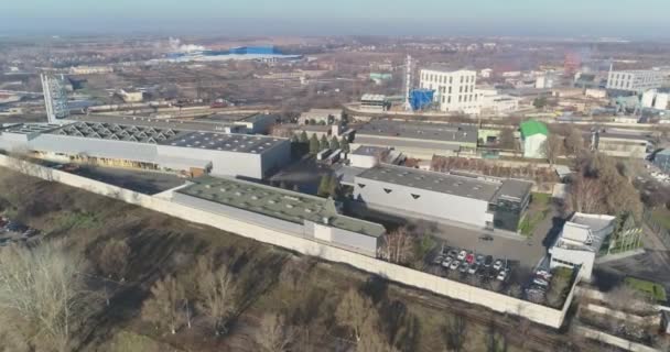 Vista superior complexa industrial grande, fábrica moderna perto da vista do drone do lago — Vídeo de Stock