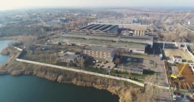 Metal fabrikasının üst görüntüsü. Büyük fabrika manzaralı, yakındaki metal deposu.