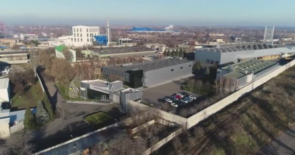 Edificio industriale moderno esterno con vista aerea, edificio industriale grigio dall'alto — Video Stock