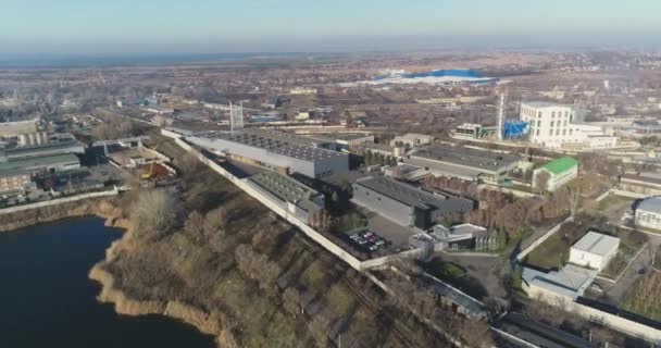 Fábrica moderna desde el aire, exterior de la fábrica moderna desde arriba, se extienden sobre la nueva fábrica — Vídeo de stock