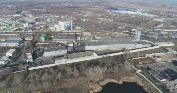 Edifício industrial moderno exterior com vista aérea, edifício industrial cinzento de cima — Vídeo de Stock