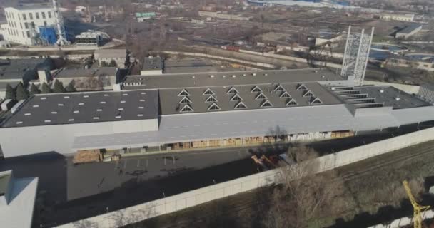 Moderna fábrica gris del aire. Gran fábrica desde el aire, fábrica desde el aire cerca del lago — Vídeo de stock