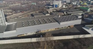 Modern gri fabrika havada uçuşuyor. Havadan büyük fabrika, göle yakın havadan fabrika.