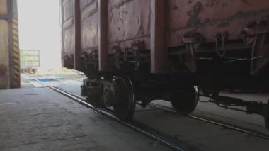 Tren tekerlekleri yakın çekim, yük treni tekerlekleri