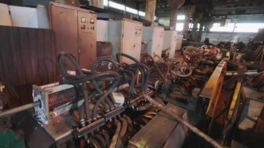 Fırında metal bir çubuk ısıtmak, sıcak çelik boru üretim hattı. Kırmızı sıcak metal boru üretim süreci