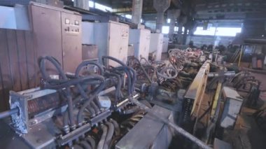 Taşıma bandında sıcak metal, fabrikada sıcak kırmızı metal.