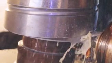 Metal bir parça işleniyor, bir makinede integral metal parçası oluşturuluyor