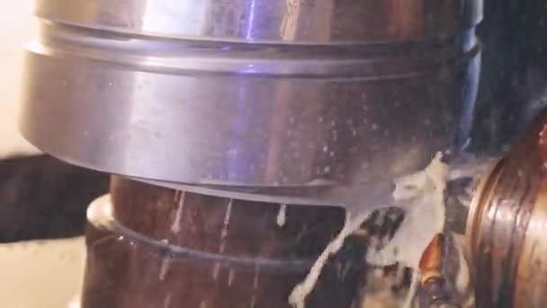 Zpracování kovové součástky, vytvoření integrální kovové součástky ve stroji — Stock video
