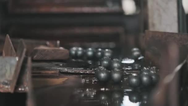 Závod na válcování oceli, červená-horká ocelová kulička na drcení, výrobní proces ocelových kuliček — Stock video