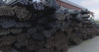 Yuvarlak metal kurusıkı, metal kurusıkı, metal depo. Yuvarlak metal borular.