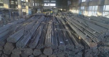 Yuvarlak metal ambarlar, metal koğuşlar. Yuvarlak metal borular. Metal depo