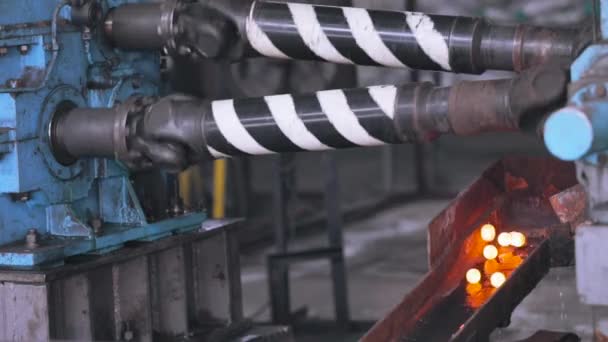 Producción de rodamientos cámara lenta, proceso de producción de fábrica de rodamientos — Vídeo de stock