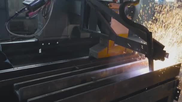 Centelhas de corte de metal lentidão, faíscas brilhantes de metal, corte de metal — Vídeo de Stock
