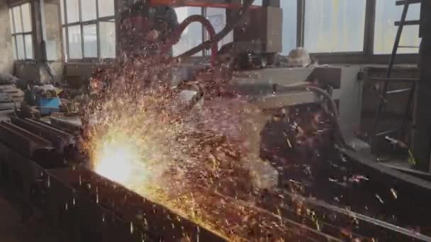 Ljusa gnistor från metall slowmotion, metallskärning. Gnistor från metallskärning slowmotion — Stockvideo