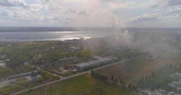 Verontreiniging van het milieu: een pijp met rook. Luchtfoto 's. Industriële zone met een grote pijp witte rook wordt gegoten uit de fabriekspijp. — Stockvideo