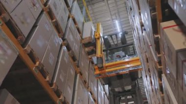 Taşınabilir taksisi olan büyük bir forklift, modern forklift, depo ekipmanları.