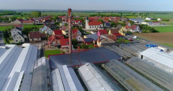 Солнечная панель на крыше промышленного здания, европейский город, теплицы, европейское сельское хозяйство — стоковое видео