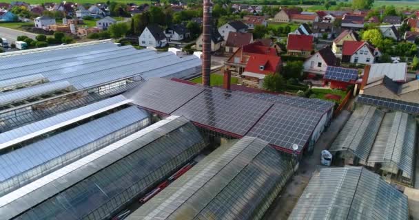 Pueblo europeo cerca de invernaderos, un gran complejo de invernadero cerca de la aldea europea, Alemania — Vídeo de stock