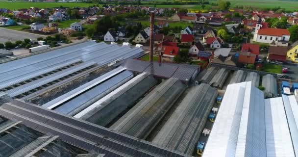 Village européen près des serres, un grand complexe de serres près du village européen, Allemagne — Video